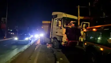 Hafriyat Kamyonu Beton Bariyere Asılı Kaldı!