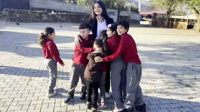 Depremden Etkilenmiş Köyünde Öğrencilerini Terk Etmeyen Öğretmen