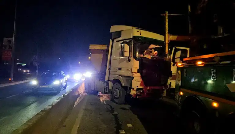 Hafriyat Kamyonu Beton Bariyere Asılı Kaldı!